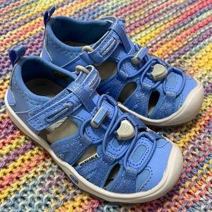 KEEN NWT toddler girl size 8 blue shimmer Moxie sandals with velcro strap.